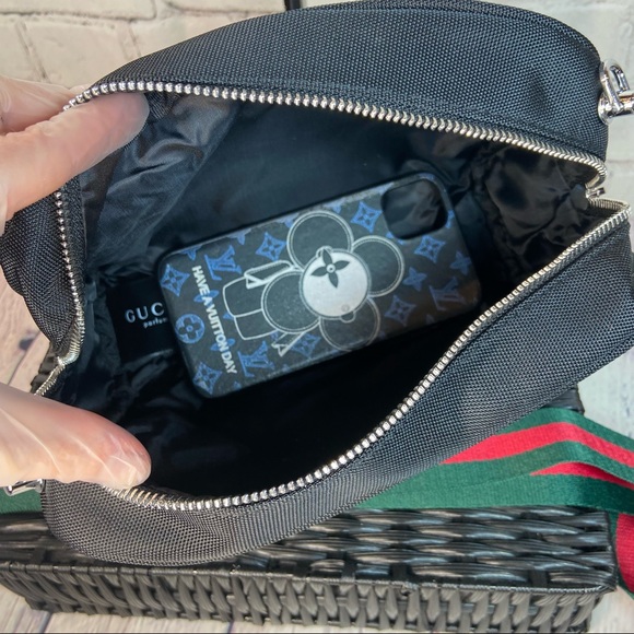 GUCCI crossbody bag from the beauty line with thick crossbody strap - Picture 9 of 12